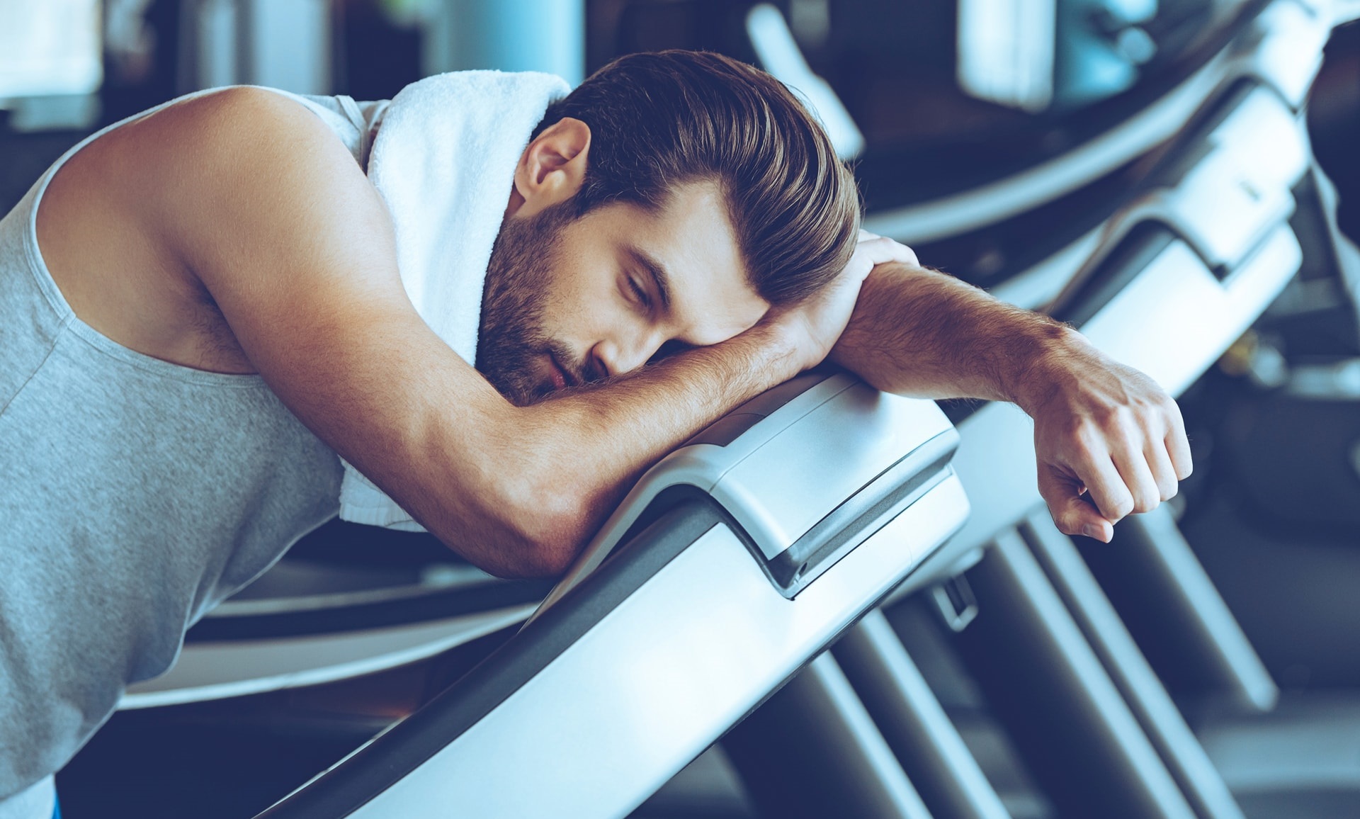 Заняться мало. Gym устал. Усталость картинки. Фото уставшего человека в зале. Сон на беговой дорожке.